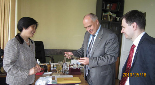 湖南师范大学副校长白解红向圣大孔院俄方院长赠送礼品