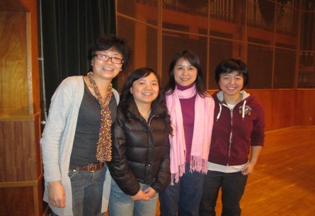 吴蛮与蒙大拿大学孔子学院的工作人员合影留念