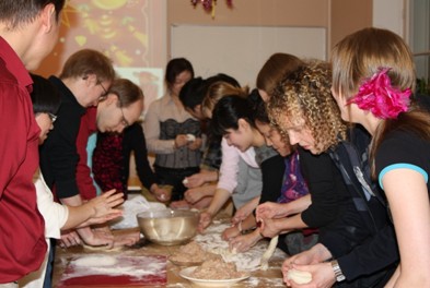 包饺子活动现场