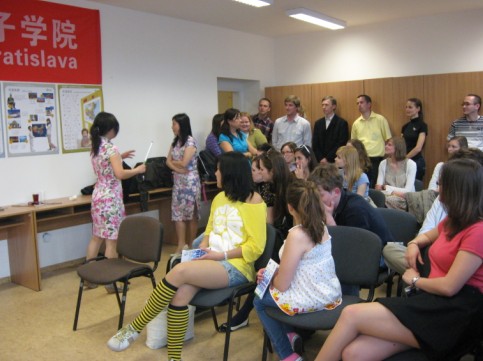 汉语志愿者为大家演示有声挂图