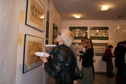 来宾饶有兴趣的观看展览