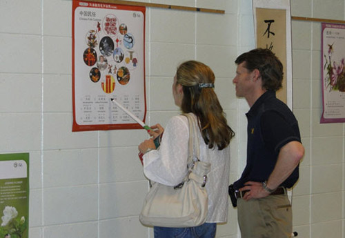 学生家长饶有兴趣地体验发声挂图