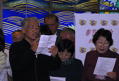 很多年龄大的学员坚持学习汉语