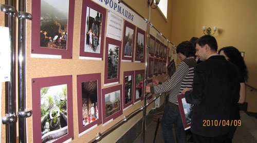 圣大孔院的师生在布置展板