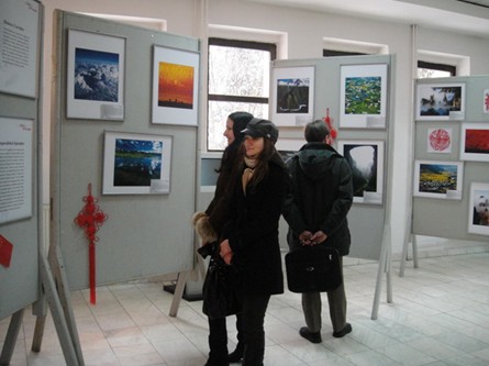 来宾饶有兴趣参观《中国北纬30℃》图片展