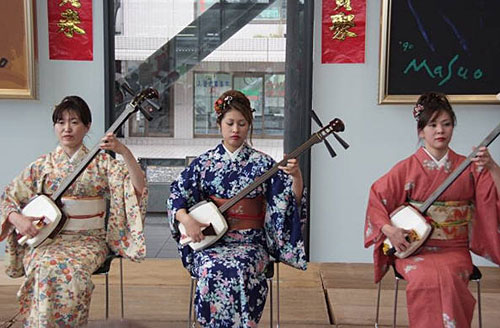 孔子学院汉语特别课程竹花佳慧同学及友人——三味线琴