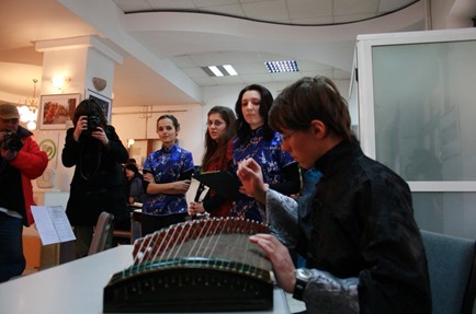 乐器展示和乐队演出倍受媒体关注