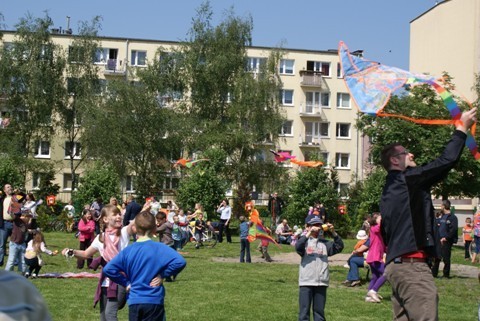 热闹的放风筝现场 