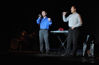 Timothy和“我爱微风”演唱“妈呀，中国”