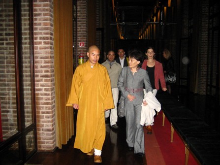 中国驻阿根廷文化参赞张瑞与释德阳师父交谈