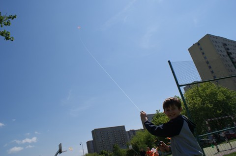 波兰小朋友成功放飞风筝