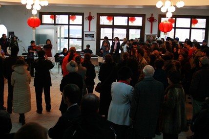 锡比乌孔子学院乐队成员演奏中国民乐