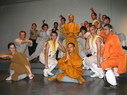 课程结束后学员纷纷同释德阳师父合影