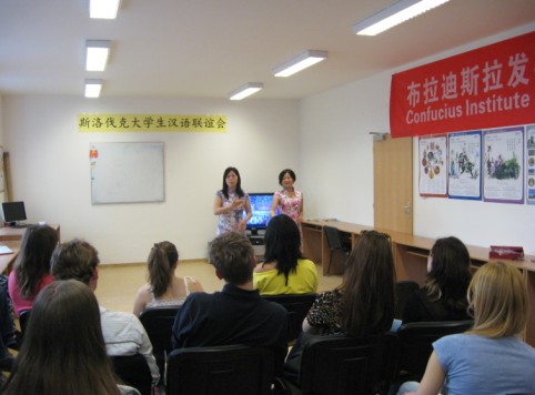 汉语教师与志愿者为大家即兴演唱越剧