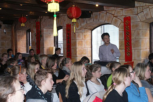 陈剑墅老师用丹麦语介绍虎年春节习俗