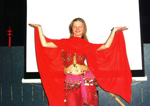 汉语中心学生茨维塔表演东方舞蹈