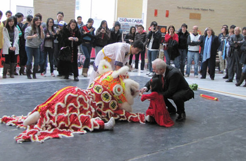 麦大校长及其女儿为狮子点晴