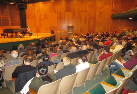 观众们在仔细聆听吴蛮的琵琶讲座