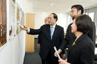 吴大使在姜锋公参陪同下访问孔子学院