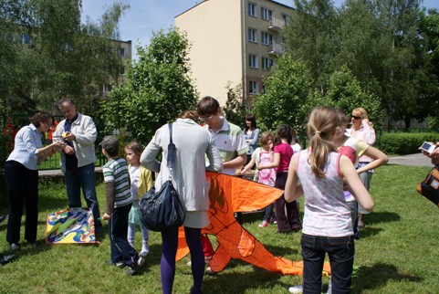 志愿者和史维思老师教学生放风筝