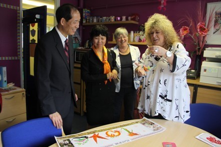 乔凤和一秘参观艺术节作品