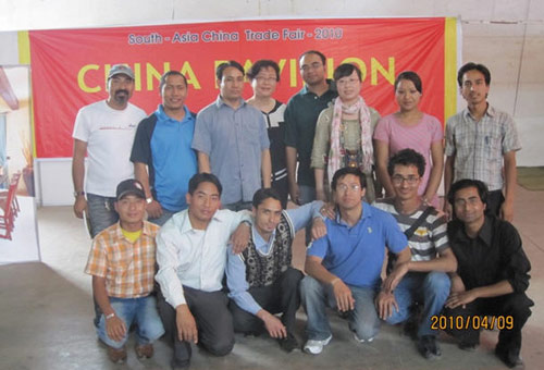 加德满都大学孔子学院学生志愿者在南亚-中国商品交易会生合影