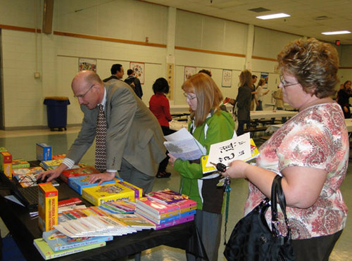 家长在了解汉语教材