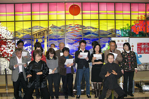 学员演唱中国歌曲、打太极拳