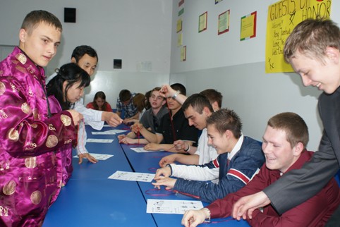 学生们齐动手制作中国结