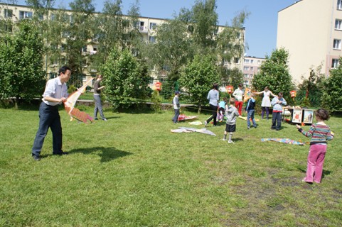 杨建华院长教当地小学生放风筝