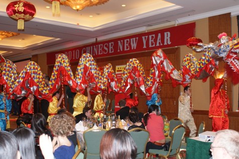 中国、丹麦两国小伙子共同舞动中国龙