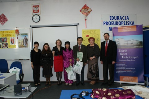 该校校长、副校长与孔院院长杨建华教授等人合影留恋