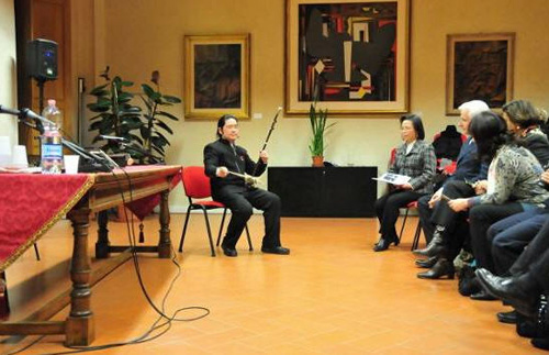 在佛罗伦萨市政厅内举办的二胡讲座