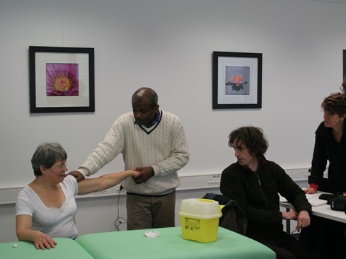 孔子学院的针灸实践课