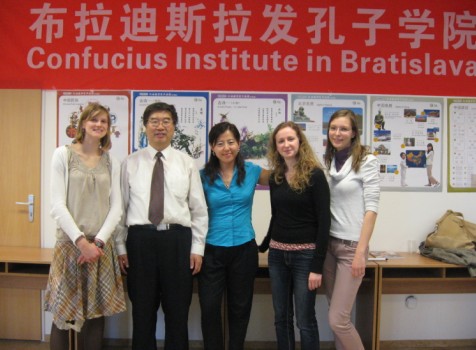 孔院丁院长与参加活动的部分师生合影