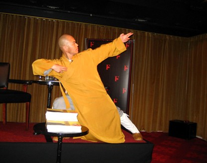 释德阳师父在讲座中展示少林八段锦动作