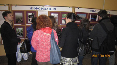 圣大师生在观看“前进中的中国”优秀摄影作品。