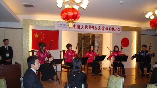 由当地日本民众表演的二胡合奏