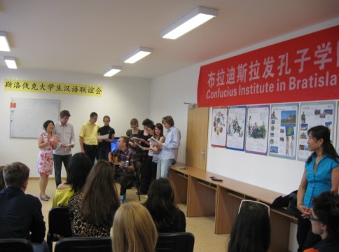 斯洛伐克技术大学学生吉他弹唱《康定情歌》