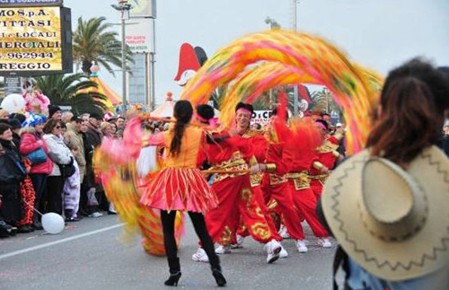 维亚雷佐狂欢节开幕式巡游 