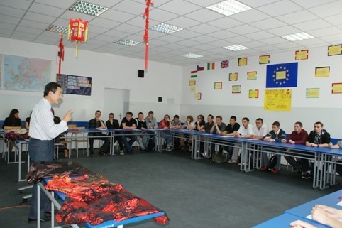 孔院院长杨建华教授进行文化讲座