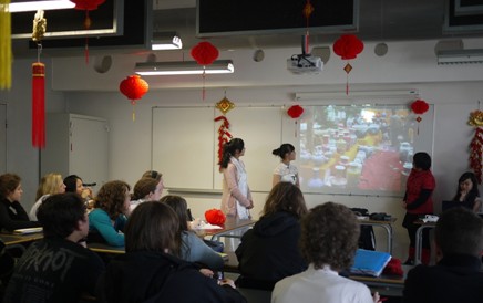 中国留学生给法国同学做“春节年俗”讲座。
