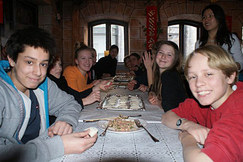 孩子们展示劳动成果