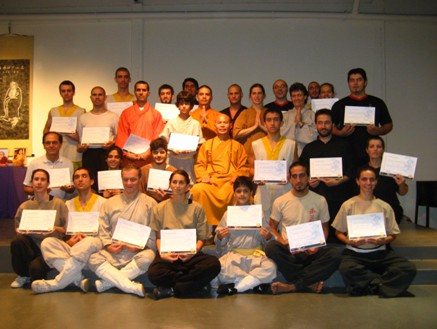 学员们手持证书同释德阳师父合影