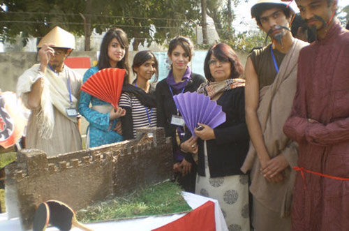 GSIS中小学（右三为校长ALI女士）