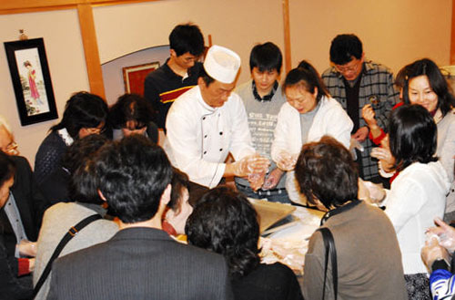 百余名日本民众参加了文化体验活动，大家兴高采烈地包汤圆