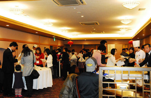 包汤圆，吃汤圆，文化体验会场热气腾腾