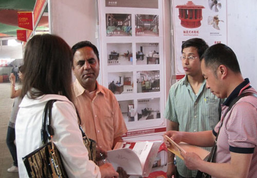 加德满都大学孔子学院学生志愿者在商品交易会上耐心介绍