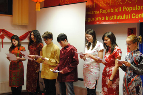 优美的《茉莉花》旋律及深情的演唱给孔子学院带来了春的气息