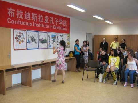 志愿者教师带领大家朗诵古诗《小池》